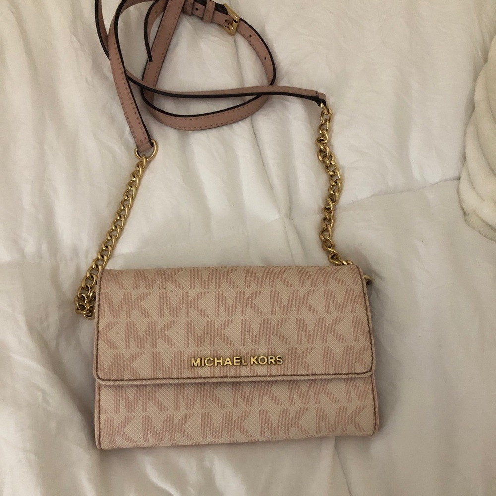 Micheal Kors Pink Monogram Jet Set crossbody